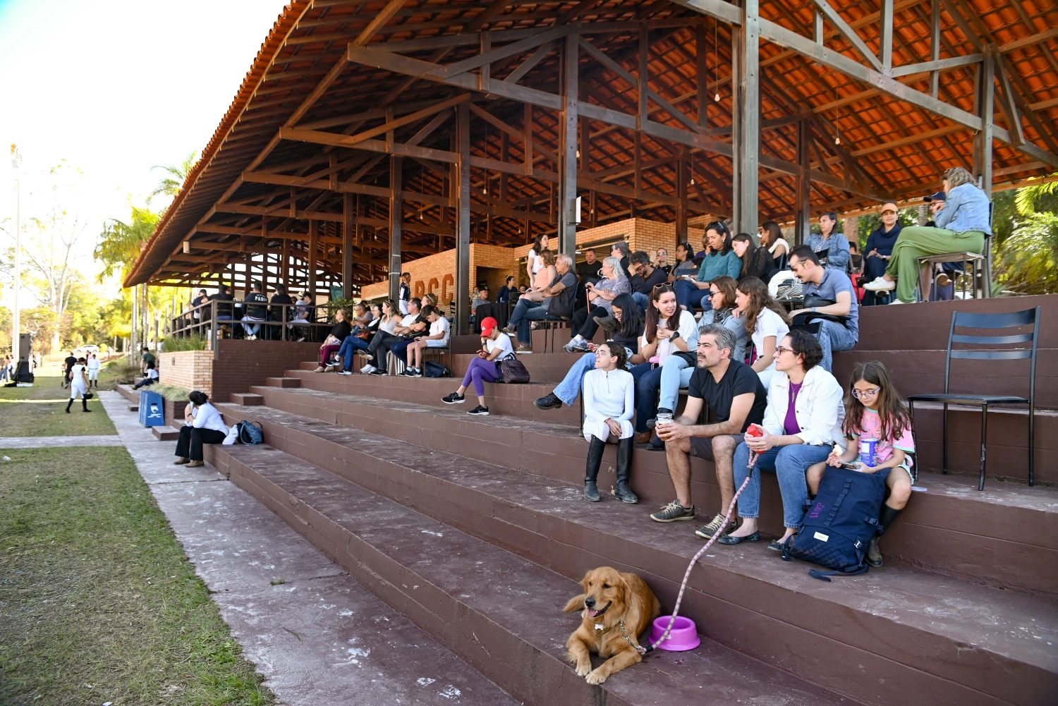 <h4 style="color: #b98335;">Restaurante  e Convivência<br></h4>
Delicie-se com nossos restaurantes e lanchonetes, que oferecem o melhor da culinária local. Espaços ideais para confraternizações, eventos sociais e momentos inesquecíveis com amigos e família, em um ambiente acolhedor e sofisticado.